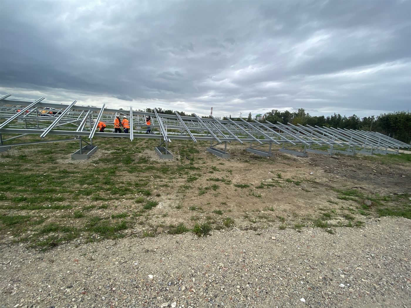 Structures d'une centrale photovoltaïque au sol en construction en Isère