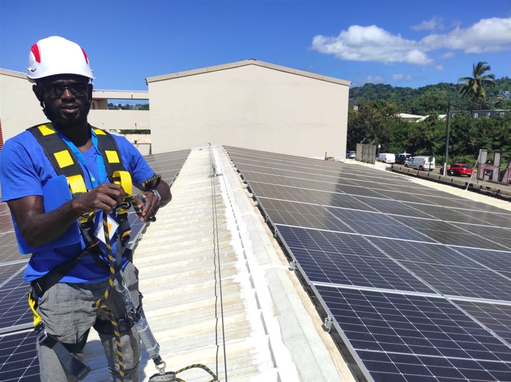 Azatassou Dessa, fondateur de Kelvea Energies, en équipement de sécurité sur une toiture photovoltaïque
