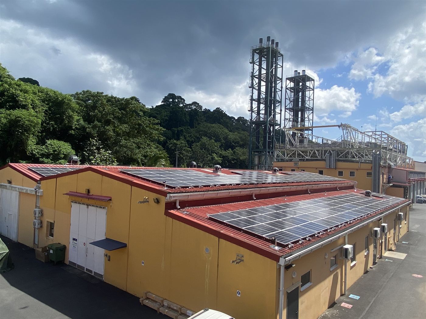 Toiture industrielle équipée d'une centrale photovoltaïque en autoconsommation de 210 kWc