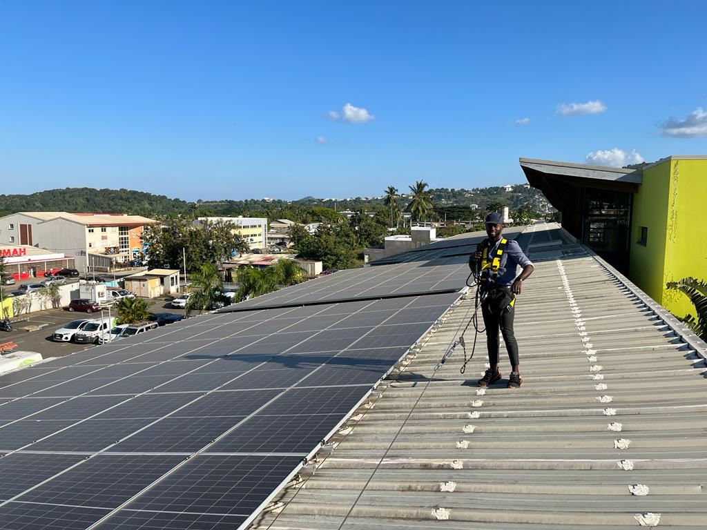 Inspection d'une centrale photovoltaïque sur toiture de bâtiment commercial